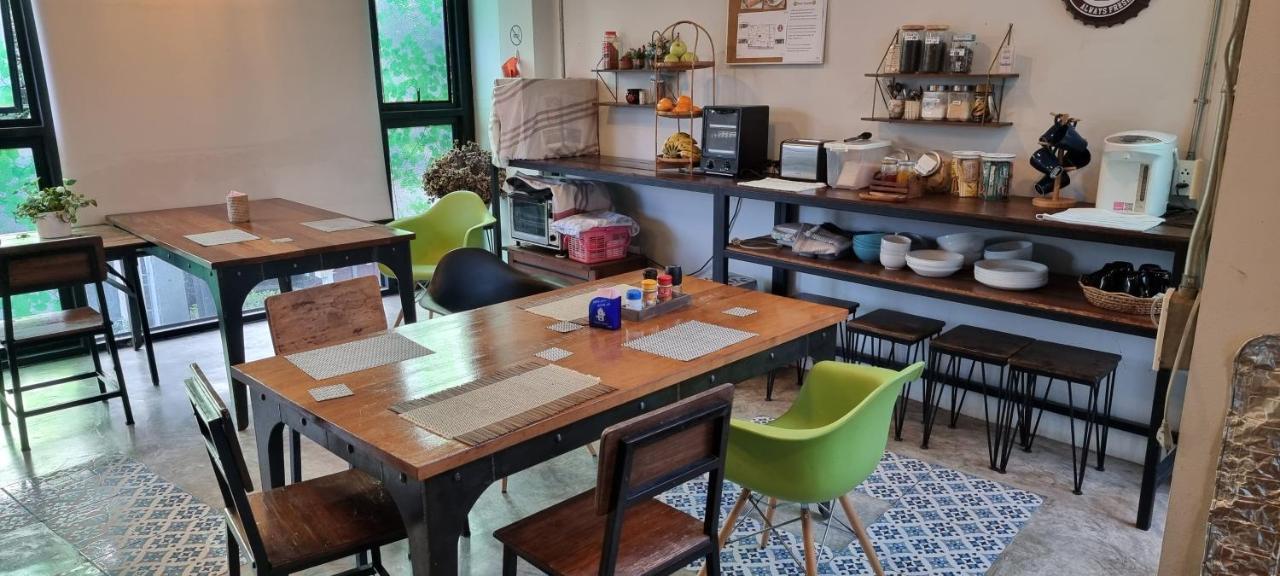 33 Poshtel (Adults Only) Hotell Chiang Mai Exteriör bild