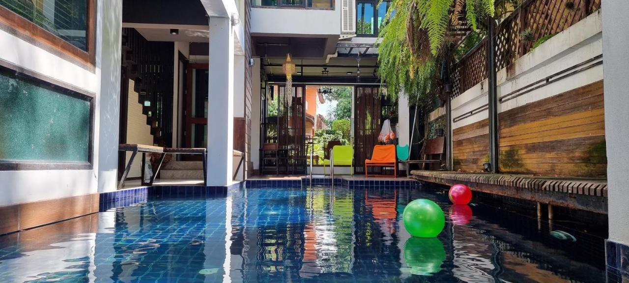 33 Poshtel (Adults Only) Hotell Chiang Mai Exteriör bild