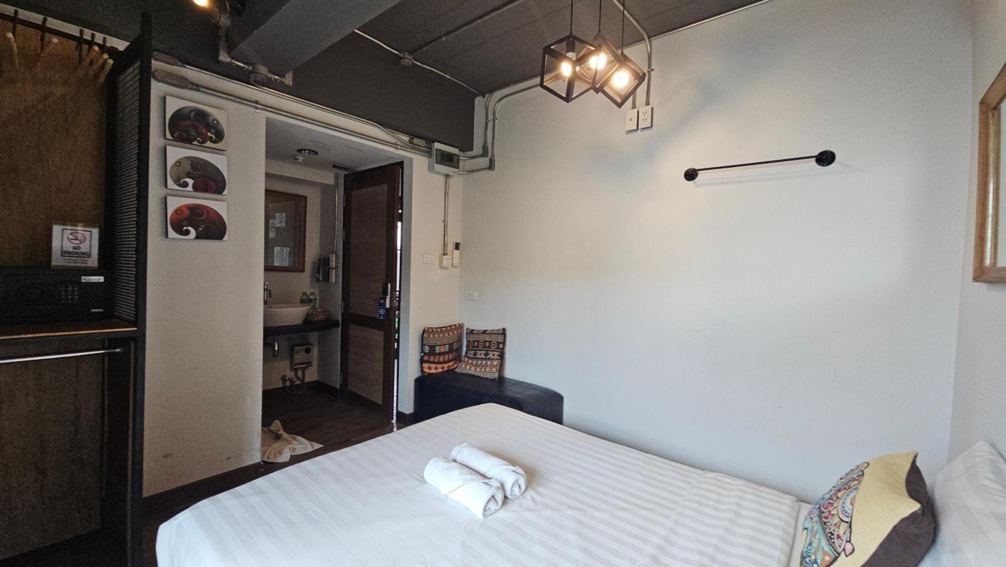 33 Poshtel (Adults Only) Hotell Chiang Mai Exteriör bild