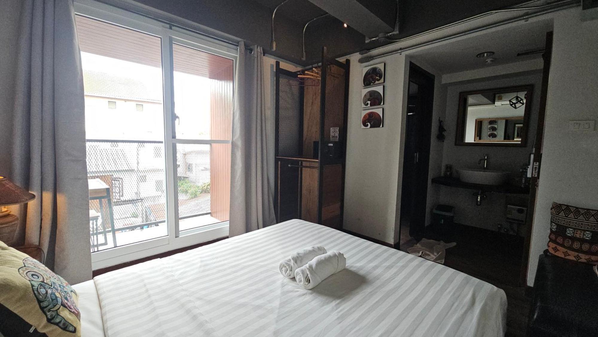 33 Poshtel (Adults Only) Hotell Chiang Mai Exteriör bild