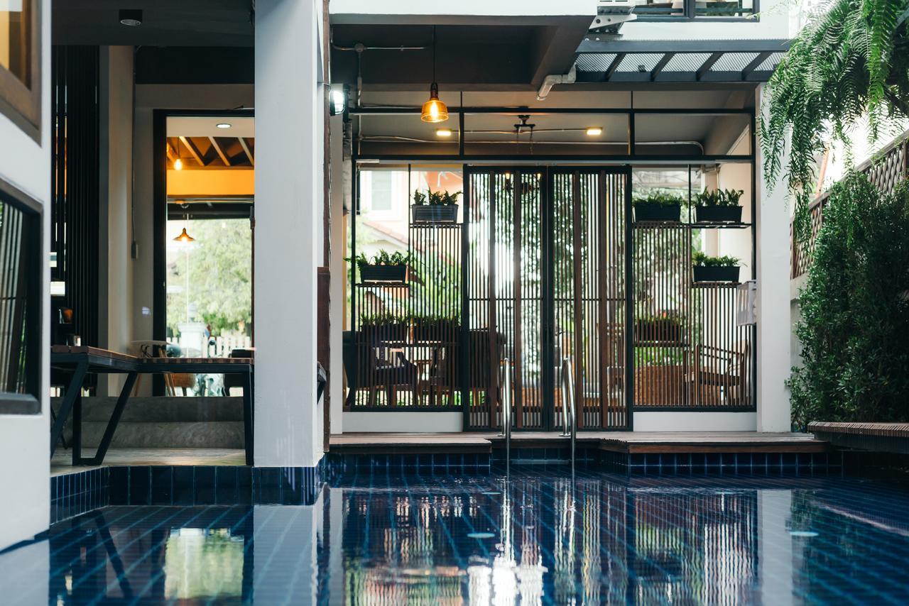 33 Poshtel (Adults Only) Hotell Chiang Mai Exteriör bild