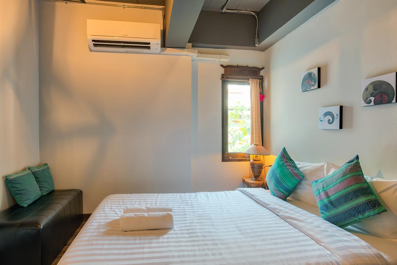 33 Poshtel (Adults Only) Hotell Chiang Mai Exteriör bild
