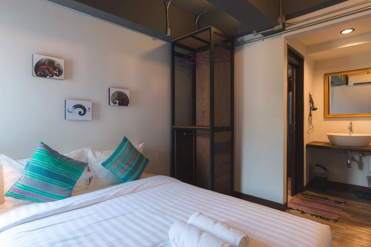 33 Poshtel (Adults Only) Hotell Chiang Mai Exteriör bild