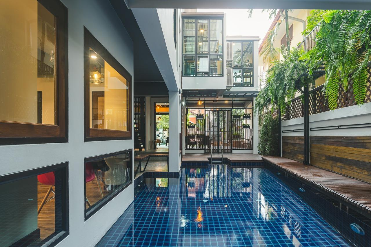 33 Poshtel (Adults Only) Hotell Chiang Mai Exteriör bild