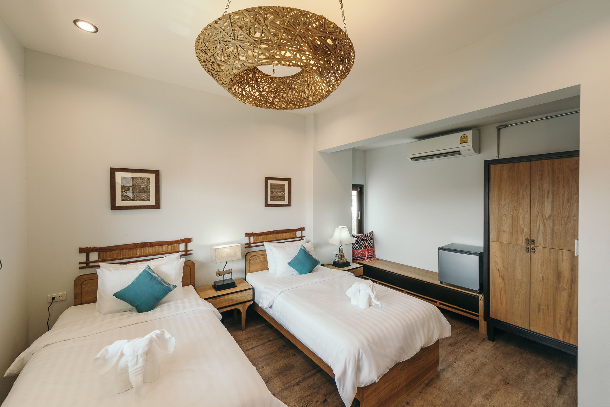 33 Poshtel (Adults Only) Hotell Chiang Mai Exteriör bild