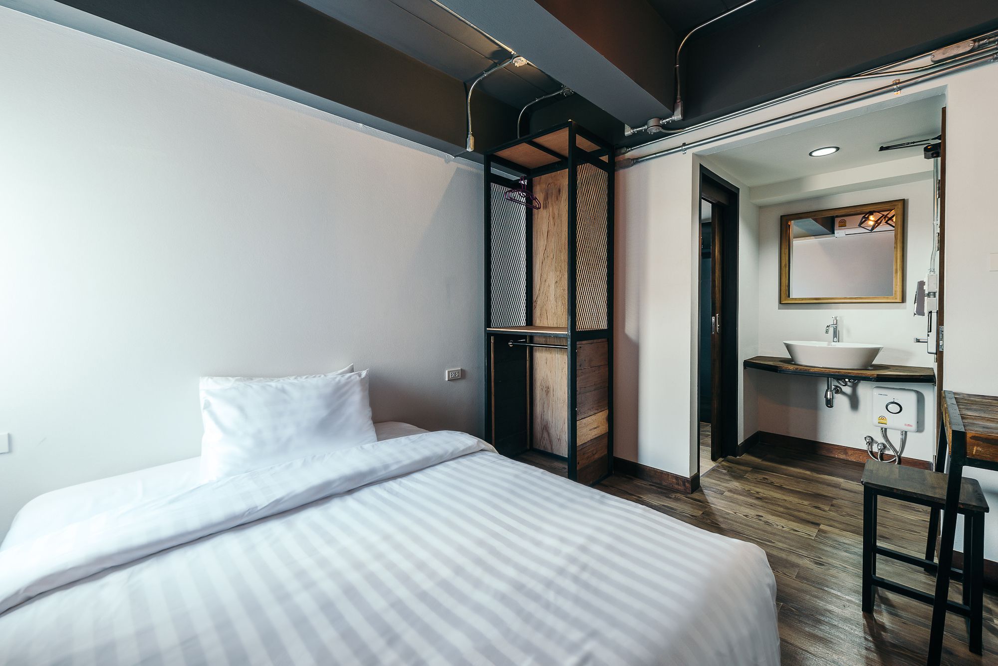 33 Poshtel (Adults Only) Hotell Chiang Mai Exteriör bild